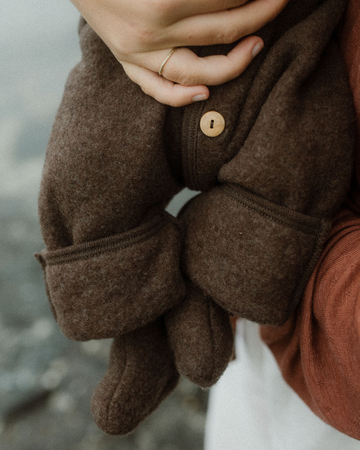 Slofjes van wol fleece - cocoa_