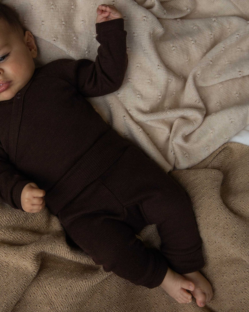 Unaduna baby pants kladdkaka wool ©UNADUNA_270524